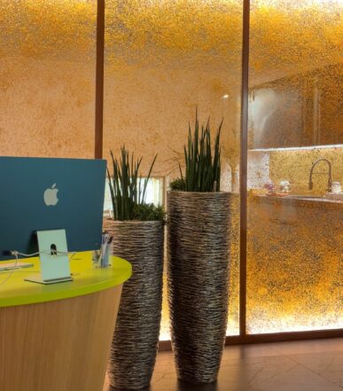 Deuxième étage, bureaux de la communication